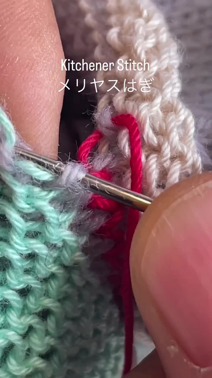 メリヤスはぎの糸を赤に変えて試している手元