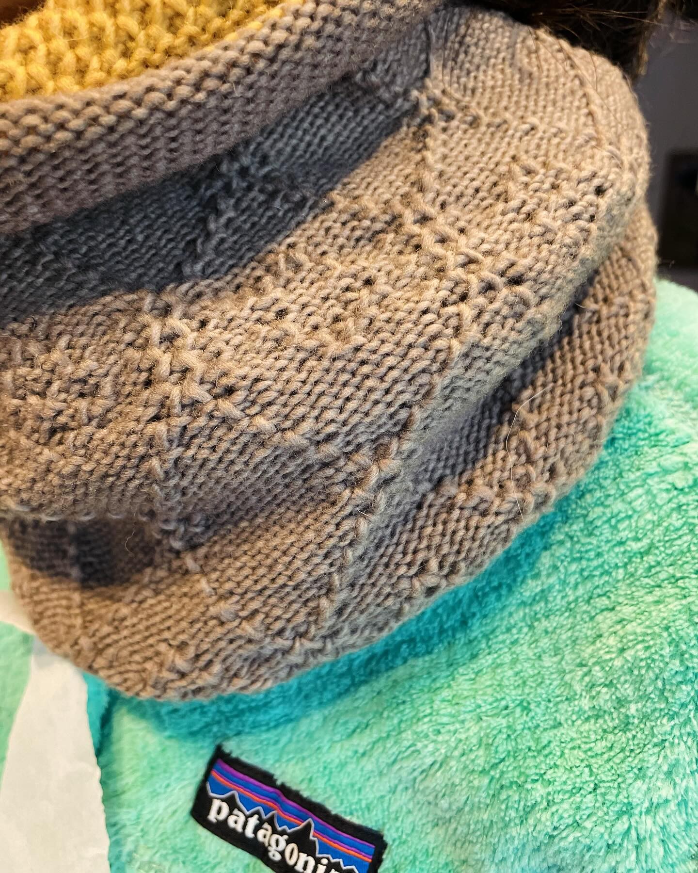 長い筒を首に通したところ。模様を入れた、別の作品です。